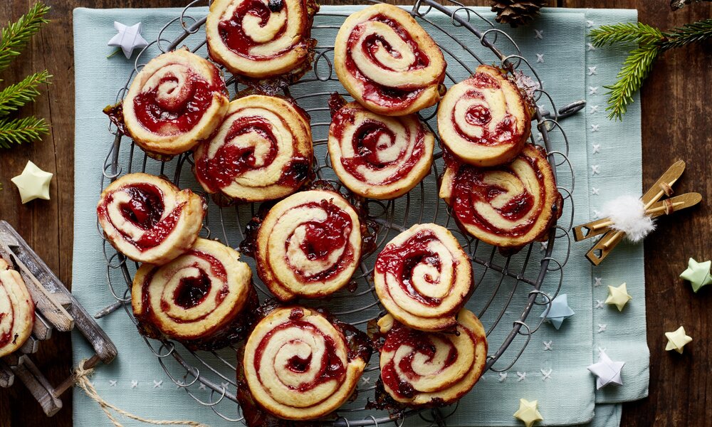 Mehrere Marmeladen-Schnecken angerichtete auf einem Teller in weihnachtlicher Umgebung. | © Isabell Triemer