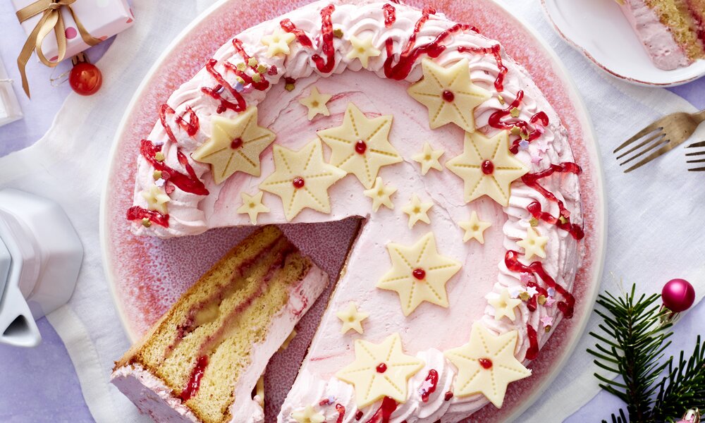 Weihnachtliche Torte in rosa gehalten, bestehend aus Marzipan. | © Isabell Triemer