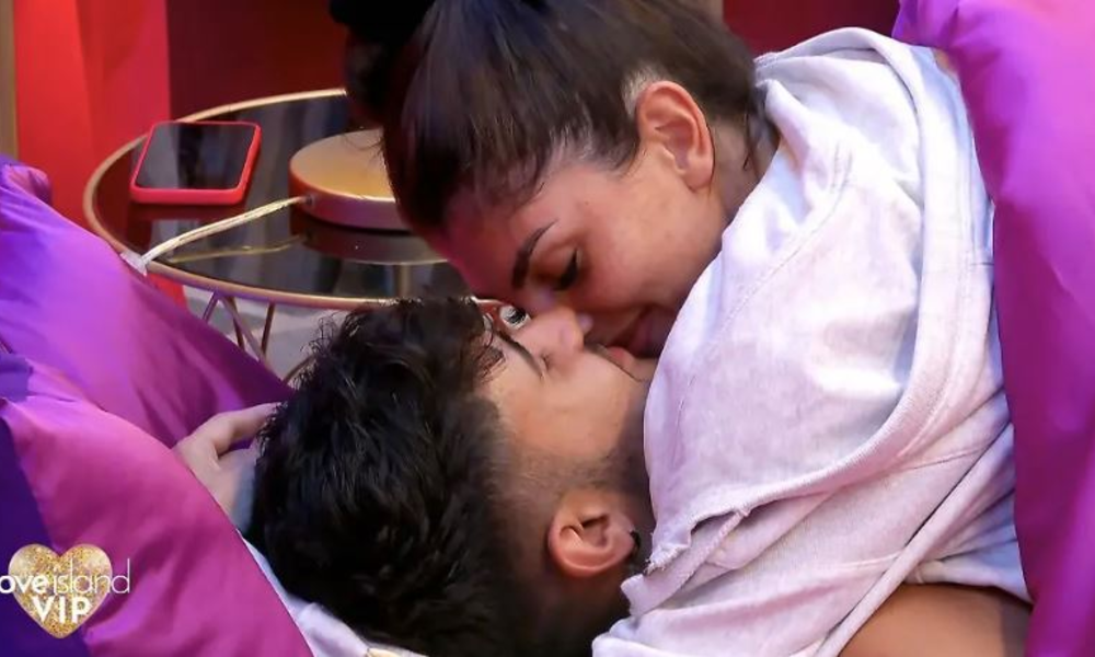 „Love Island VIP“: Yeliz Koc über heiße Nacht mit Leandro: „Es gab wenig Schlaf!“ | © RTLZWEI/Screenshot