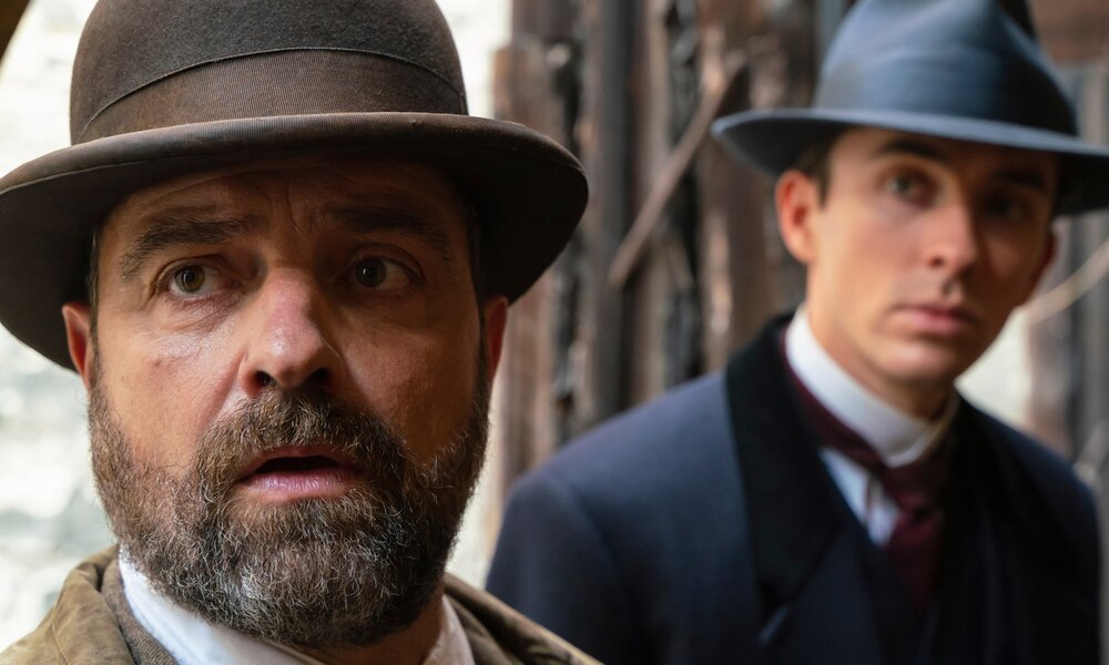 Szene aus der Krimiserie "Vienna Blood" mit Jürgen Maurer und Matthew Beard | ©  ZDF/Szilagyi_Lenke.