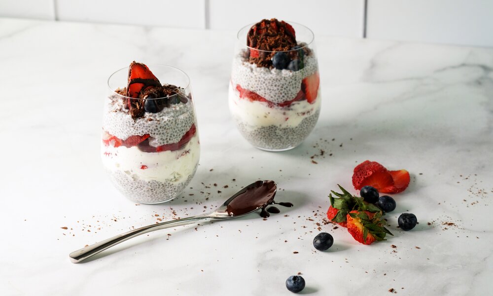Zwei Dessertgläser mit Chiapudding und frischen Erdbeeren. | © Getty Images / Juj Winn