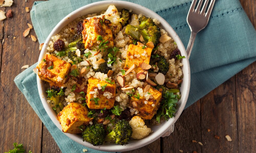Eine Schüssel mit Tofu, Quinoa und Brokkoli gefüllt. | © bhofack2