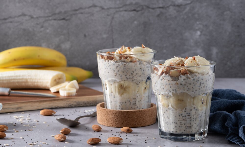Zwei Gläser gefüllt mit Overnight Oats mit Chiasamen und Bananen. | © Getty Images / homydesign