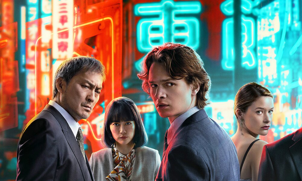 Ken Watanabe, Rinko Kikuchi, Ansel Elgort und Rachel Keller stehen auf der Key Art zur Serie "Tokyo Vice" beieinander auf einer Straße in Tokyo bei Nacht zu sehen. | © HBO Max/Fifth Season, LLC,