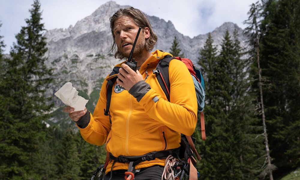 Bergretter Markus Kofler (Sebastian Ströbel) hat Fernweh, muss aber in der Ramsau bleiben. | © ZDF
