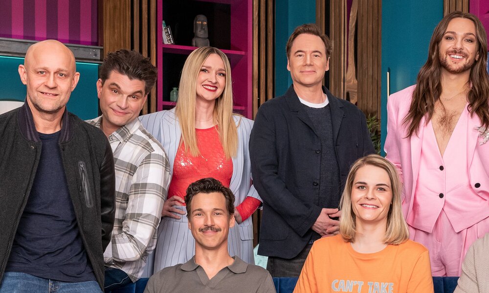 Teilnehmer*innenfoto der sechsten Staffel der Prime-Video-Show "LOL: Last One Laughing". Mit dabei sind Jürgen Vogel, Lutz an der Horst, Ariane Alter, Michael Herbig, Ricardo Simonett, Florian David Fitz und Hazel Brugger | © Prime Video