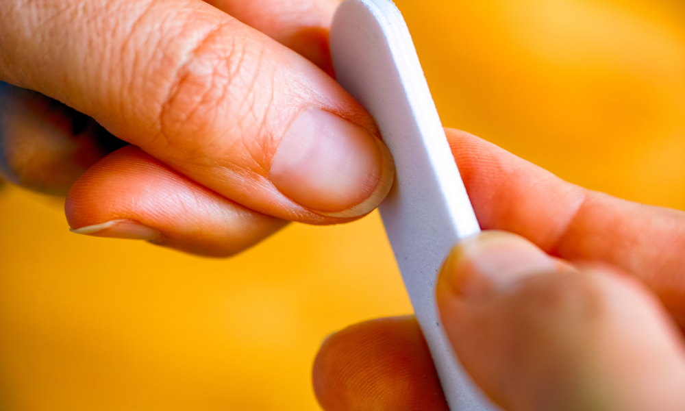Gelbe Fingernägel | © Adobe Stock/rosinka79
