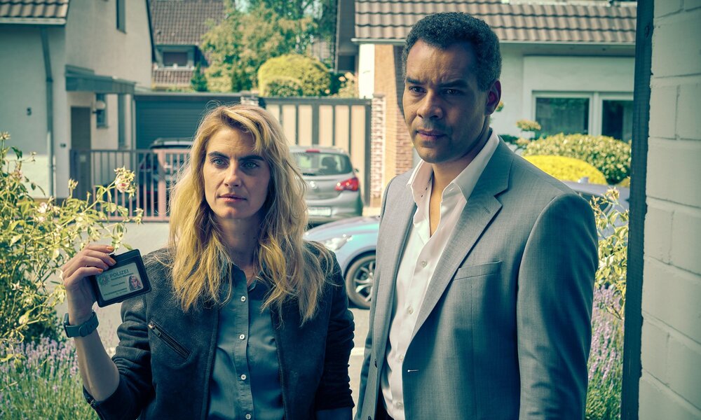 Clarissa Jakobs (Samia Chancrin) und Joseph Kanjaa (Michael Klammer) | © ZDF/Frank Dicks