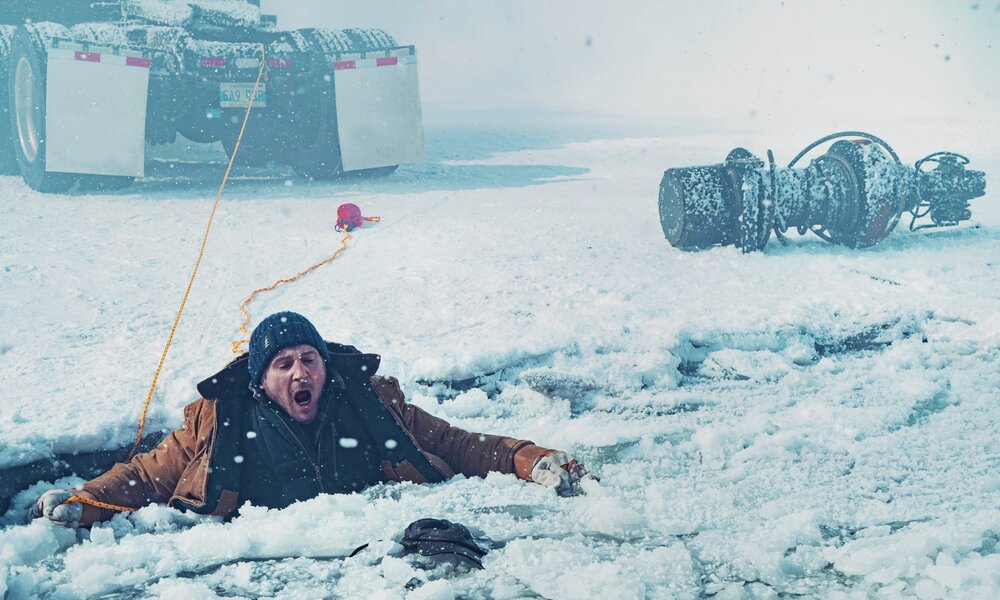 Liam Neeson als Ice Trucker Mike ist in diesem Szenenbild aus dem Kinofilm "The Ice Road" ins Eis eingebrochen und wird gerettet. | © Imago Images/ZUMA Press