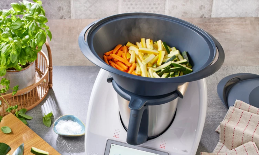 Der Thermomix TM mit dem Dampfaufsatz Varoma, darin wird Gemüse gedämpft | © Vorwerk