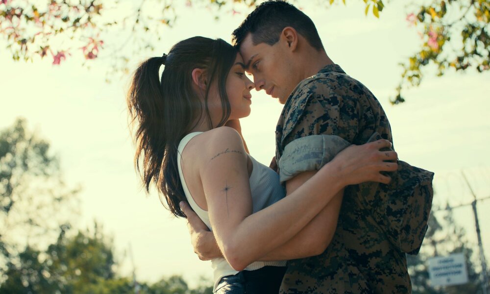 Sofia Carson als Cassie, Nicholas Galitzine als Luke in Purple Hearts.  | © Courtesy of Netflix © 2022.