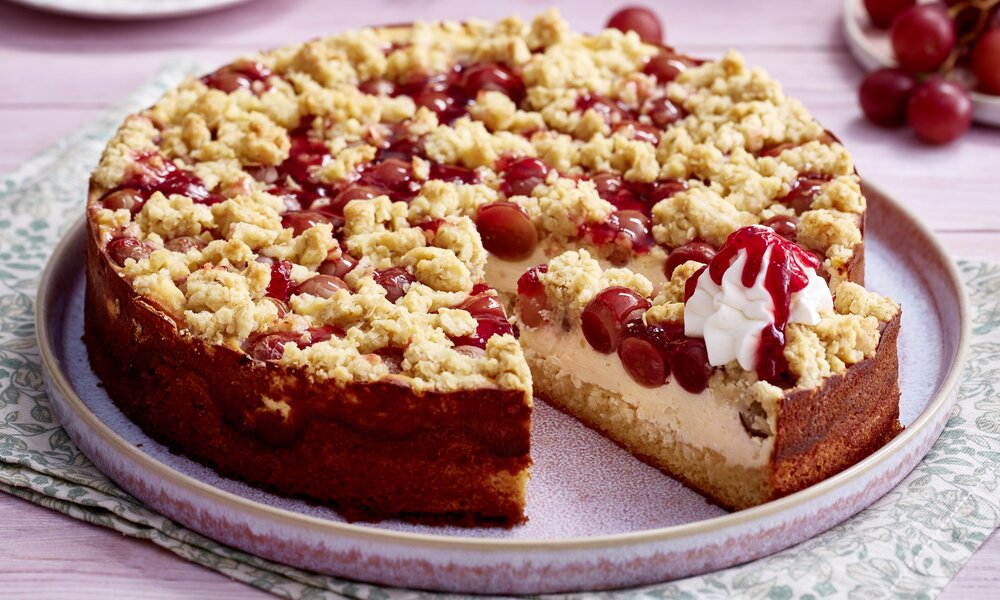 Angeschnittener Traubenkuchen auf einem Kuchenteller. | © Isabell Triemer