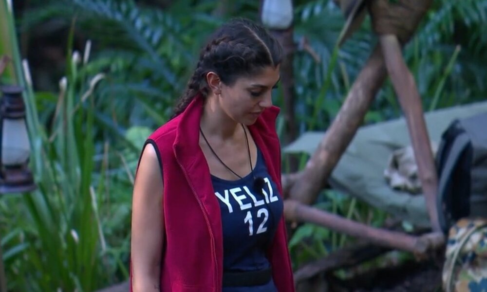 Schmuggel-Skandal im „Dschungelcamp“: Yeliz Koc versteckt E-Zigarette im Schlüpfer | © RTL/Screenshot