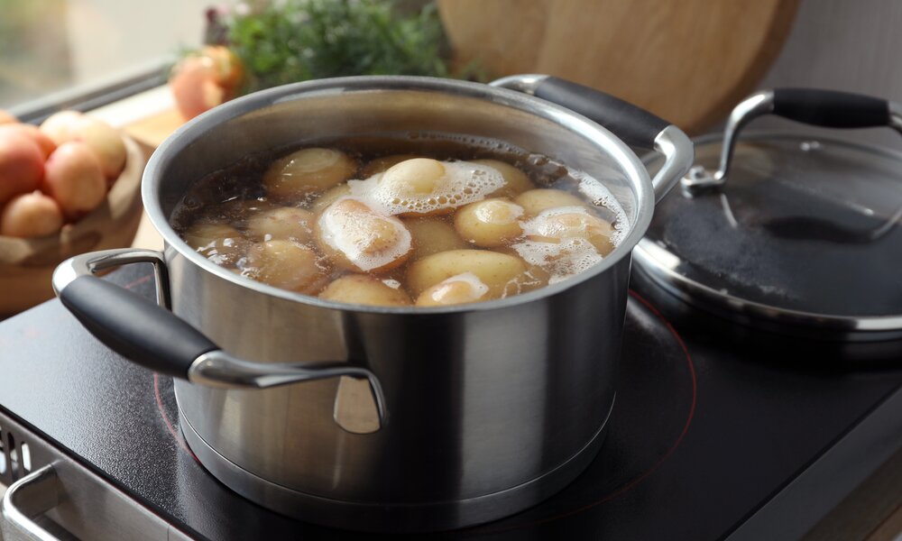 Kartoffeln kochen in einem Topf auf dem Herd | © Adobe Stock/ New Africa