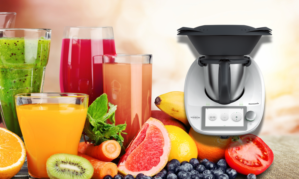 Verschiedene Obst- und Gemüsesorten vor einem Thermomix mit Gläsern voller Smoothies und Säften in frischen Farben. | © Adobe Stock/ BillionPhotos.com/ Thermomix