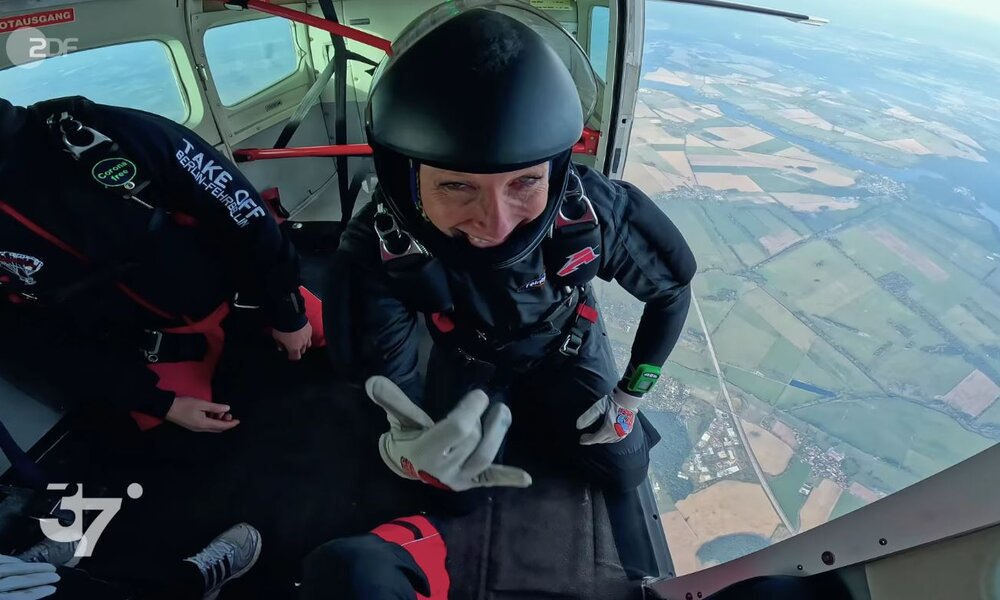 „37°: Stuntfrauen - Spiel mit dem Risiko“: Der freie Fall ist ihr Spezialgebiet | © ZDF