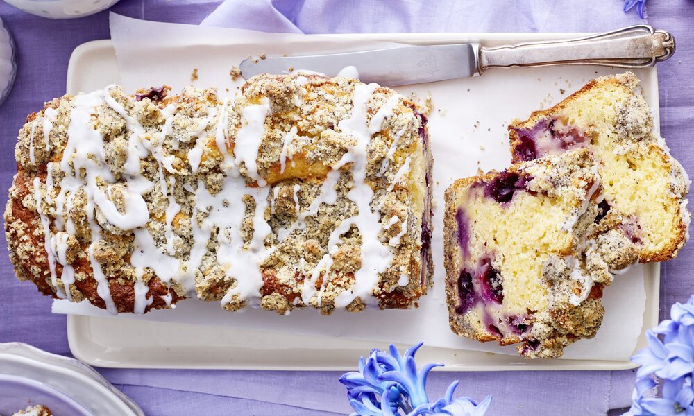 Angeschnittener Zitronenkuchen mit Zuckerguss von Oben. | © Isabell Triemer