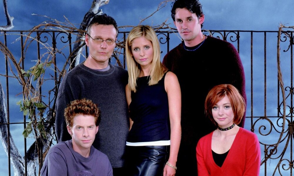 Die Hauptdarsteller der Serie 'Buffy – Im Bann der Dämonen' posieren vor einem gothischen Zaun mit kargen Ästen vor dunklem Himmel. | © sixx / Twentieth Century Fox Film Corporation