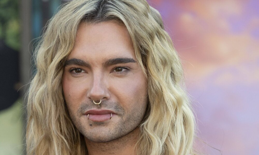 Ein Portrait von Bill Kaulitz vor verschwommenem Hintergrund | © Imago Images / Paul Smith Featureflash