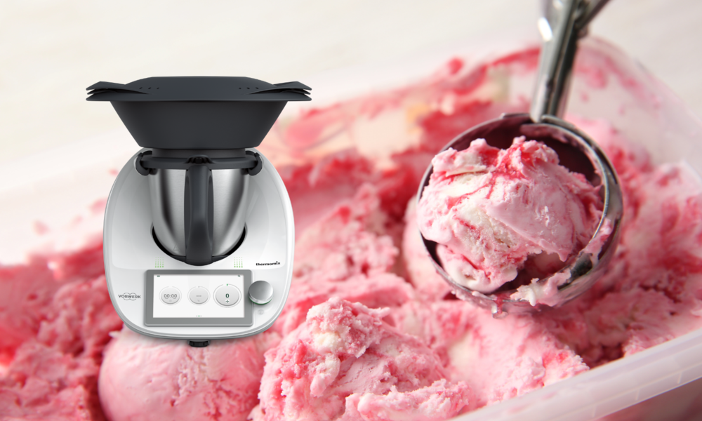 Nahaufnahme eines Thermomix vor rosa Erdbeer-Sahne-Eis mit zarter Marmorierung, eine Eiskelle hebt eine Kugel aus der Schale. | © Adobe Stock/ Pixel-Shot/ Vorwerk