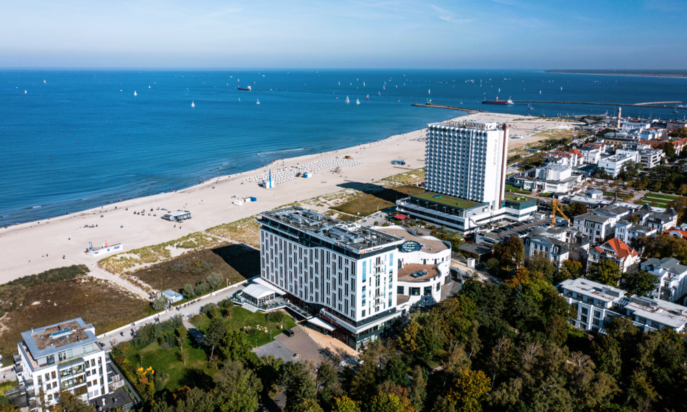 Warnemünde_Hotel | © Adobe Stock/Drohnenkult