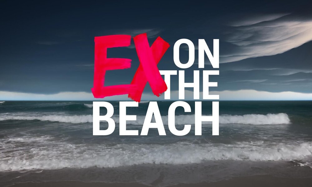 Der Schriftzug „EX on the Beach“ in weiß und rot vor einer stürmischen Meereskulisse mit dunklem Himmel. | © RTL