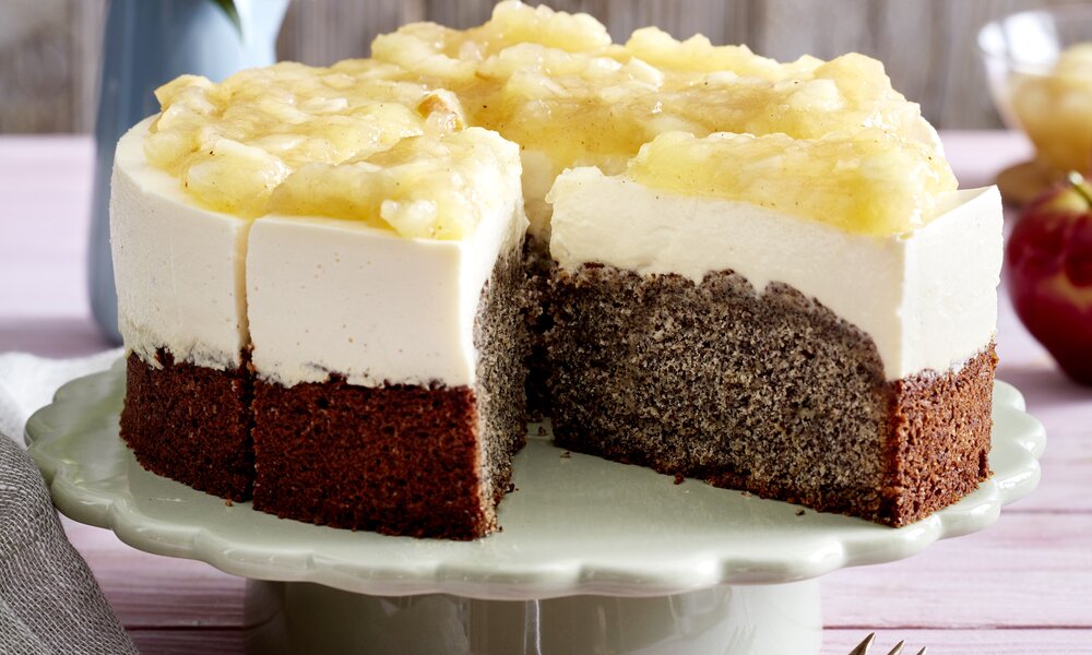 Angeschnittener Apfelkuchen mit Joghurt und Mohnfüllung auf einem Kuchenteller. | © Isabell Triemer