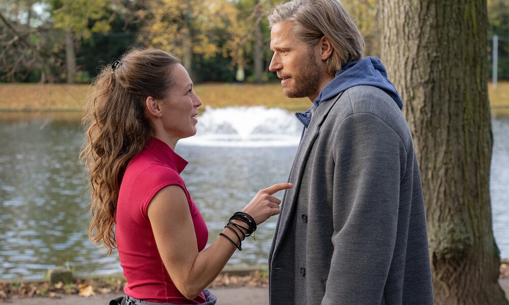 „Bergretter“-Star Sebastian Ströbel steht mal wieder zwischen zwei Frauen | © ARD