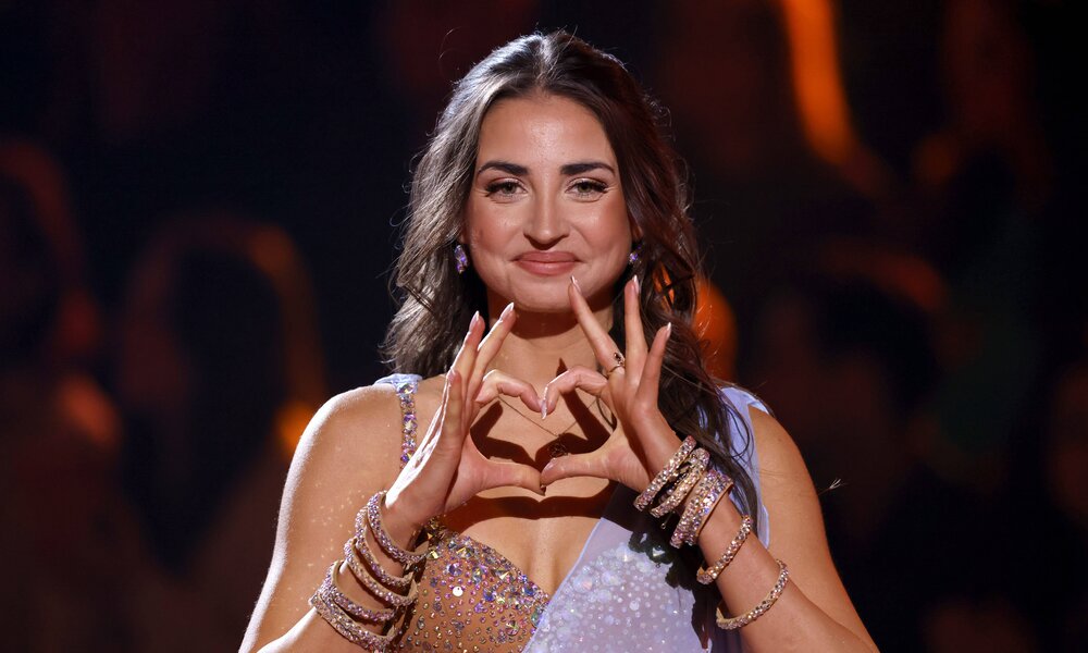 „Let’s Dance“-Profi Ekaterina Leonova soll in Tanz-Kollegen verliebt sein | © IMAGO / Panama Pictures