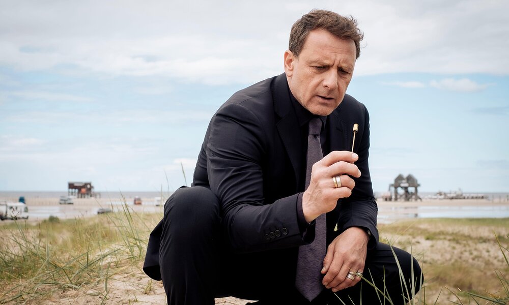 „Dünentod“ ist zurück: Ein toter Jogger am Strand von St. Peter-Ording | © RTL