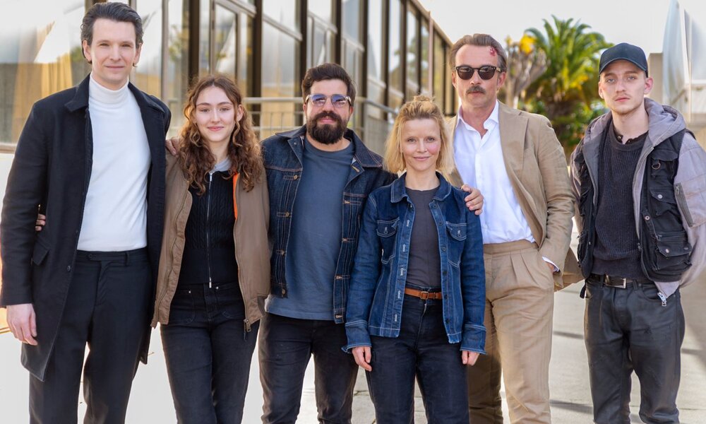 Die Schauspieler der zweiten Staffel von „Oderbruch“ stehen vor einer Glasfassade und schauen in die Kamera.  | © ARD Degeto Film/SWR/Syrreal Entertainment/Kurt Patzak