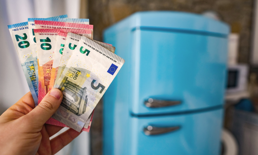 Kühlschrank_Geldschein | © Adobe Stock/M-Production