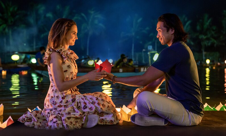 Rachael Leigh Cook und Scott Ly im Netflix-Film "A Tourist's Guide to Love" | © Netflix/Sasidis Sasisakulporn