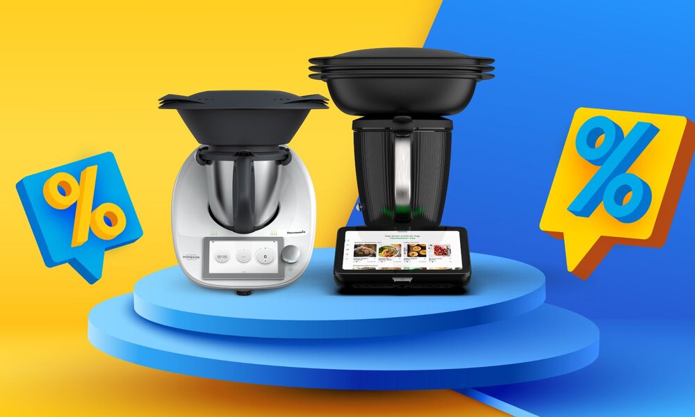 Ein Thermomix TM6 und TM7 stehen auf einer blauen Podestplattform vor einem gelb-blauen Hintergrund mit Rabatt-Symbolen. | © Adobe Stock/ hobbitfoot/ Vorwerk