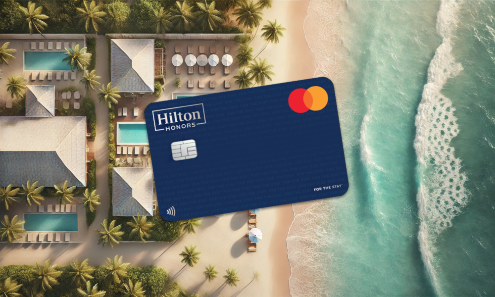 Luftaufnahme eines tropischen Resorts mit Sandstrand, Pools und Palmen, darüber eine Hilton Honors Kreditkarte. | © Collage: HÖRZU / KI generiert / Hilton Honors