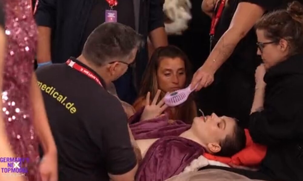 Notfalleinsatz bei „GNTM“: Kandidatin bricht Backstage zusammen! | © ProSieben/Screenshot