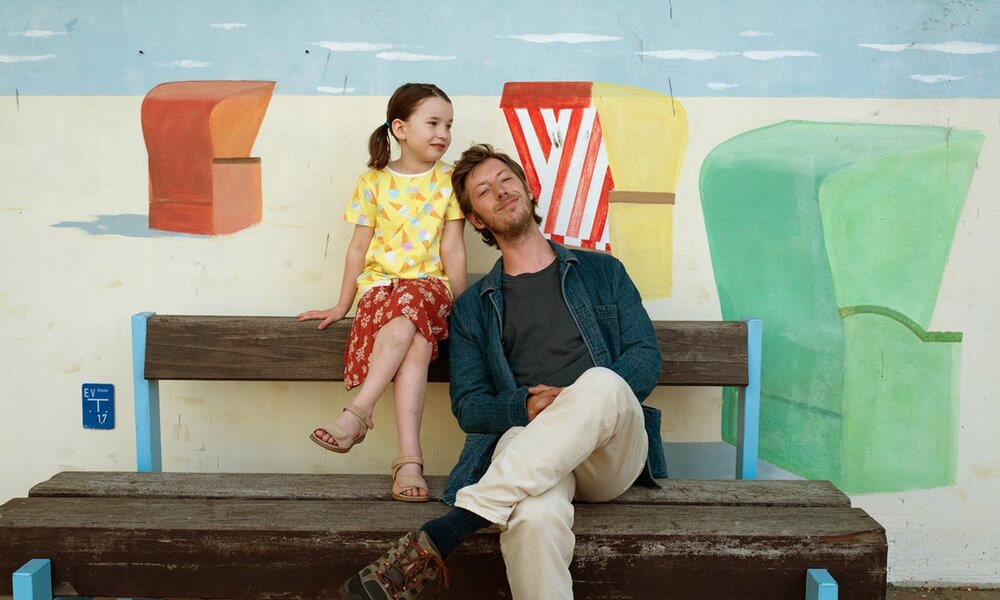 Szene mit Pola Friedrichs und Max Mauff aus der rbb-Serie "MaPa" | © rbb/Tobias Koppe
