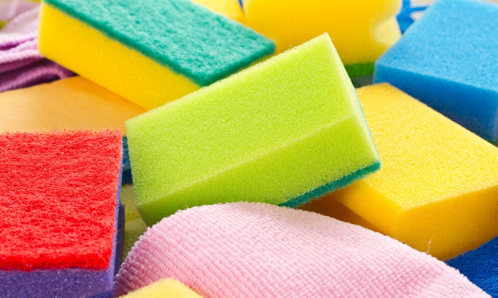 Ganz viele verschiedenfarbende Haushaltsschwämme auf einen Haufen unordentlich, in grün, gelb, pink  | © Adobe Stock/BRH