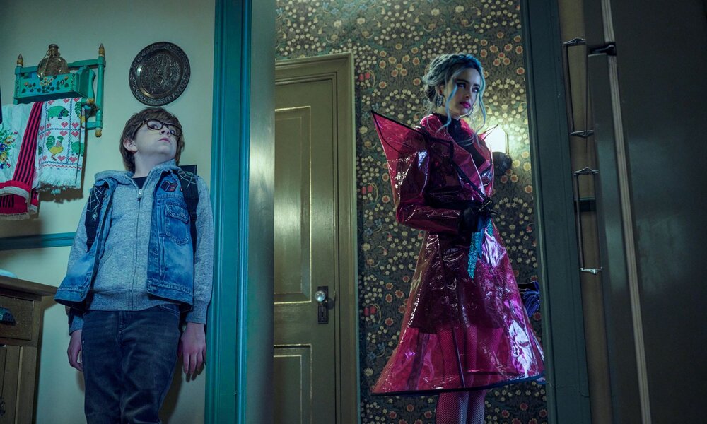 Winslow Fegley als Alex und Krysten Ritter als Natacha im Fantasy-Film Nightbooks auf Netflix | © CHRISTOS KALOHORIDIS/NETFLIX