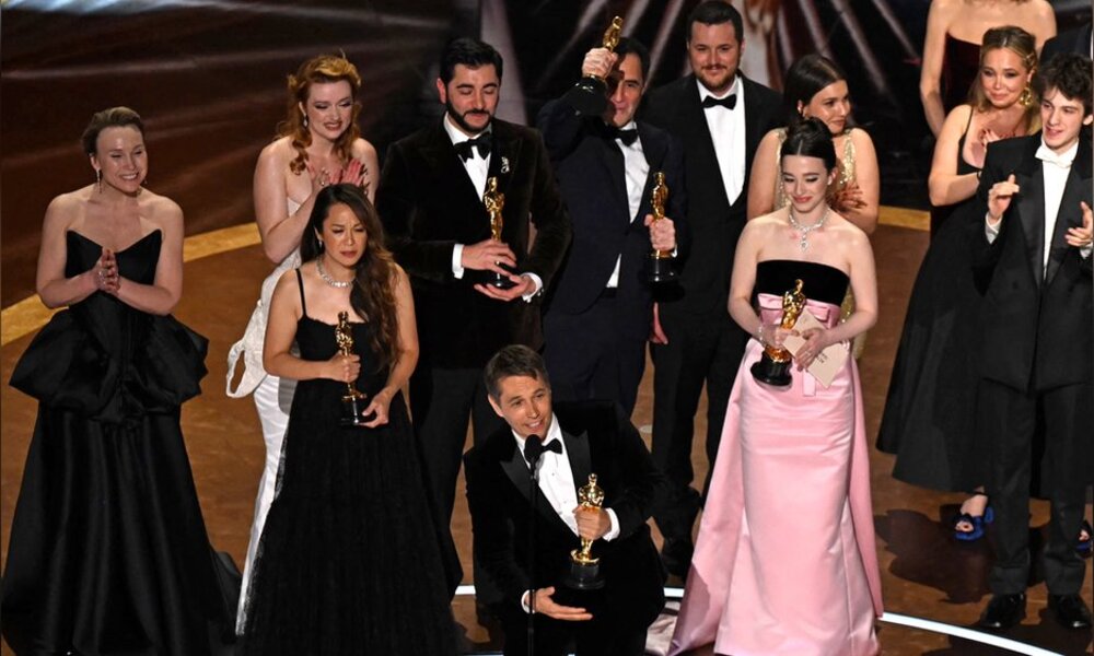 Viele Goldjungen auf einem Bild: Die Macher des Independentfilms "Anora" konnten ihr Glück kaum fassen.  | © Getty Images
