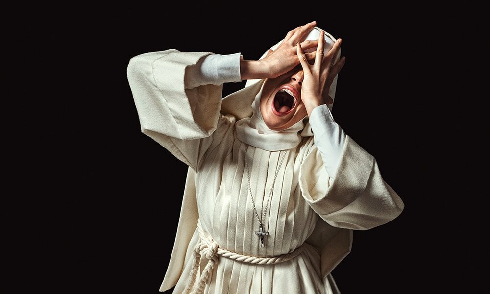 Titelbild des Netflix-Horrorfilms "Die Todesschwester", hier zu sehen: eine Nonne, die sich die Augen zuhält und schreit.  | © Netflix