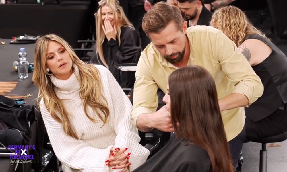 „GNTM“-Umstyling: Kandidatin bricht nach Klaas‘ Radikal-Haarschnitt in Tränen aus! | © ProSieben/Screenshot