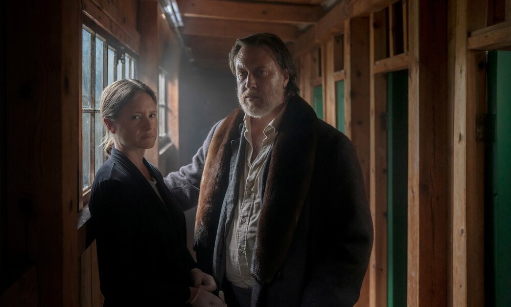 Julia Jentsch und Nicholas Ofczarek in der dritten Staffel der Sky-Serie "Der Pass" | © Sky Deutschland/W&B Television/Sammy Hart