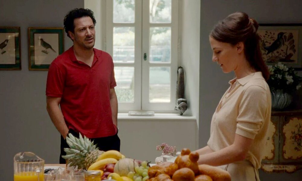 John (Fahri Yardim) diskutiert mit Ehefrau Esther (Valerie Pachner)  | © Netflix