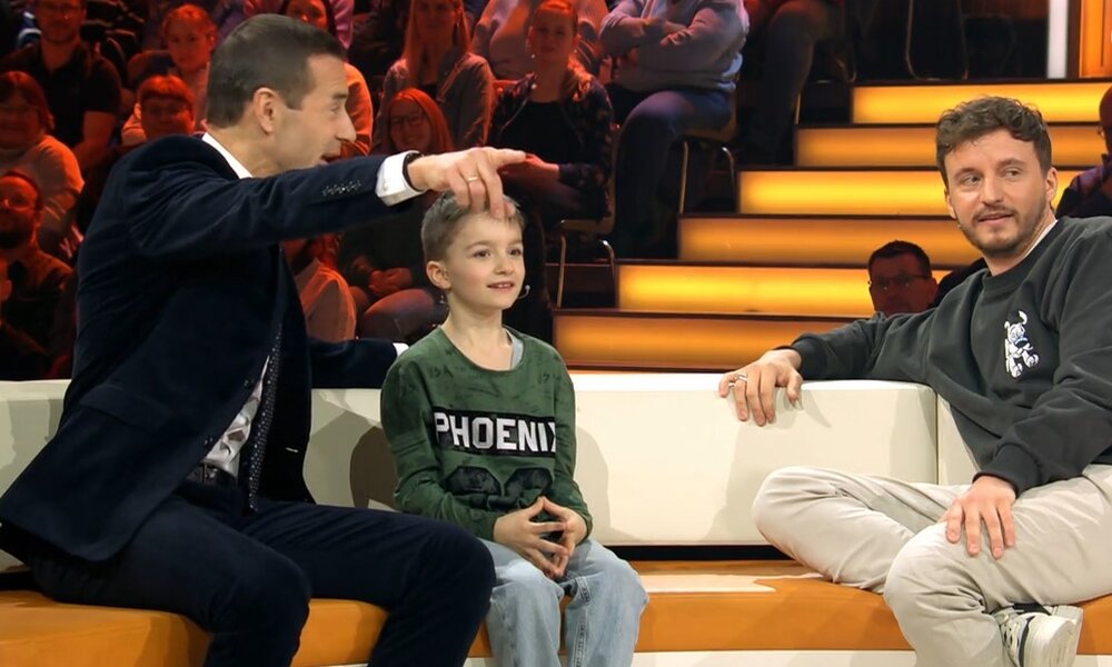 „Klein gegen Groß“: Tommi Schmitt veräppelt Kind! Kai Pflaume entsetzt: „Zeigst dein wahres Gesicht!“ | © ARD/Screenshot