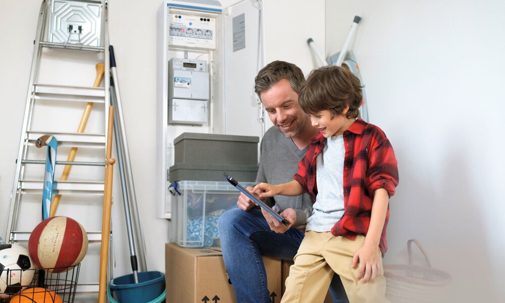 Kinderleicht den Stromverbrauch checken: Mit dem Smart Meter und dazugehörigen Apps wie E.ON Smart Control wird’s möglich  | © © E.ON/Malte Braun
