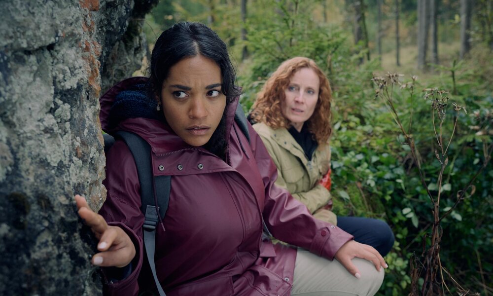 Marie Sonnleitner (Salka Weber, links) beschützt die Mutter des Opfers, Katrin Heuser (Jutta Fastian), vor erneuten Schüssen im Wald. | © RTL / Walter Wehner