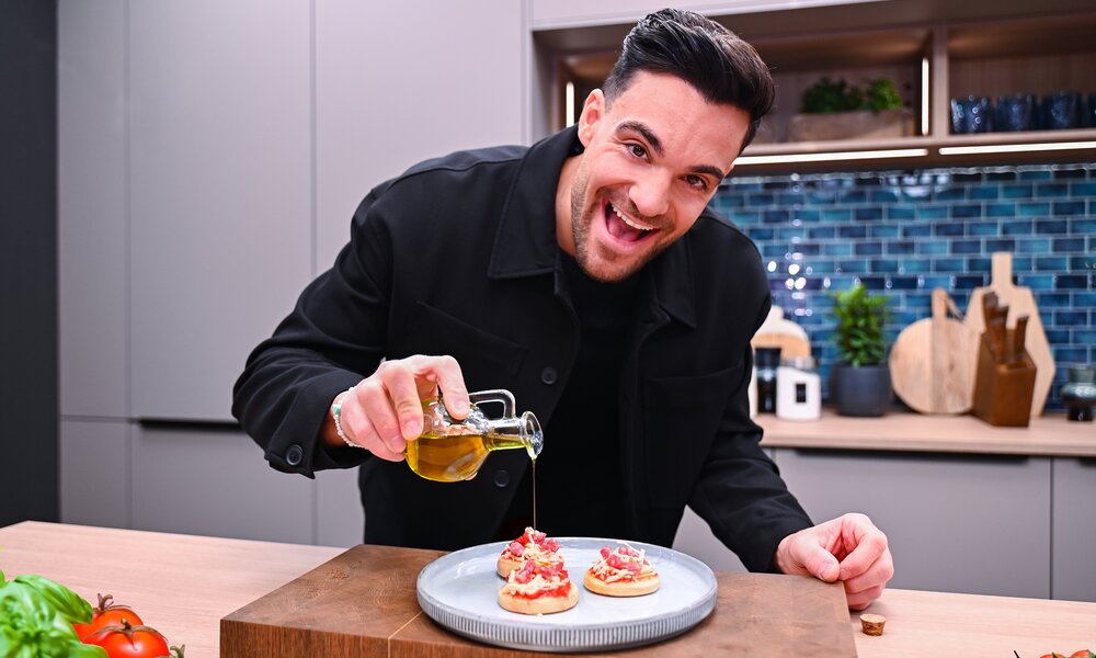 Stefano Zarrella testet in seiner neuen SAT.1-Show beliebte Fertigprodukte. | © Joyn/SAT.1