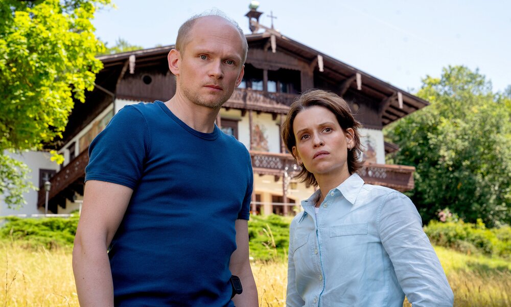 Das Ermittler-Duo Kawig-Schuster (Bernhard Conrad und Kristin Suckow) löst seinen zweiten Fall | ©  MDR/ARD Degeto/Oliver Feist
