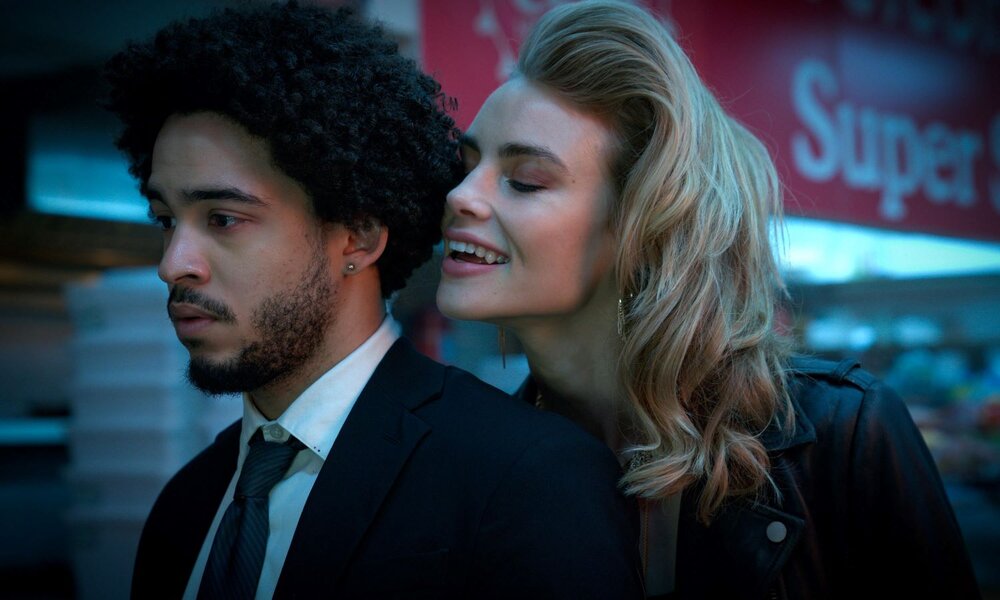 Bild aus dem Netflix-Vampirfilm „Night Teeth“, zu sehen: Chauffeur Benny und eine Vampirin. | © Netflix